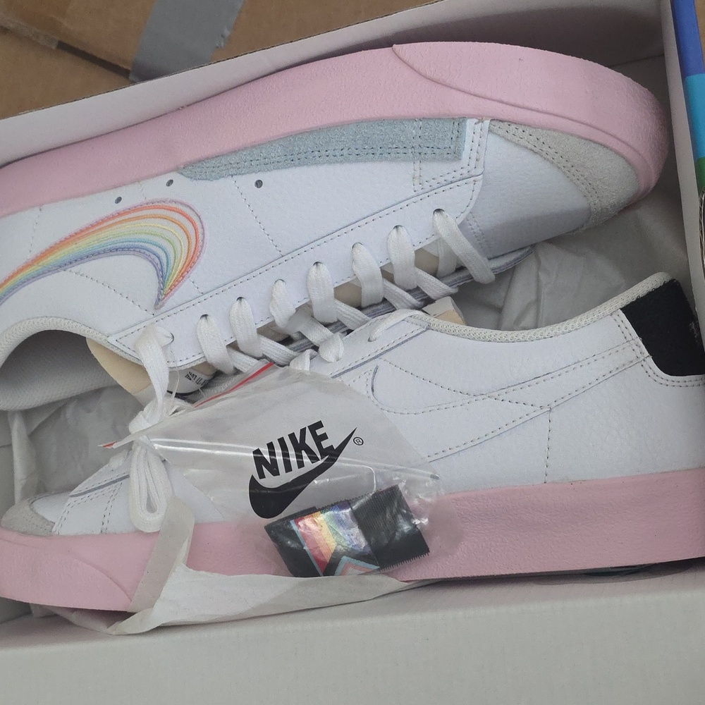 Nike Blazer 77 Low Size 10.5m White Sneakers with Pink Sole and Rainbow Swoosh - Picture 6 of 6